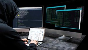 cybercriminale al computer