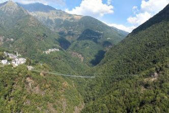 Il Ponte dei Minatori attraversa la Valvarrone a 204 metri sopra il Varrone