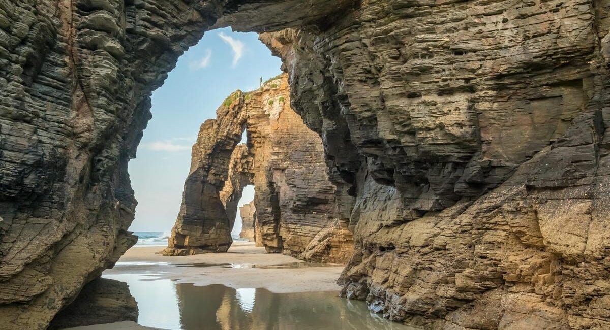 In Galizia gli archi naturali della Spiaggia delle Cattedrali arrivano a 30 metri