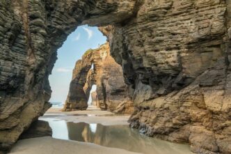 In Galizia gli archi naturali della Spiaggia delle Cattedrali arrivano a 30 metri