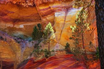 A Rustrel il paesaggio d’ocra che ricorda il Grand Canyon: è il Colorado Provenzale